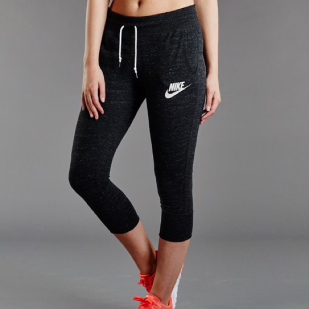 NWOT Nike vintage Capri length gym pants